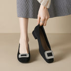 Damen elegante Pumps mit funkelndem Schmuckdetail