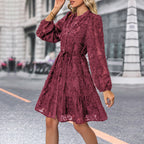 Damen elegantes Minikleid mit floraler Spitzenstruktur und Bindegürtel R&B