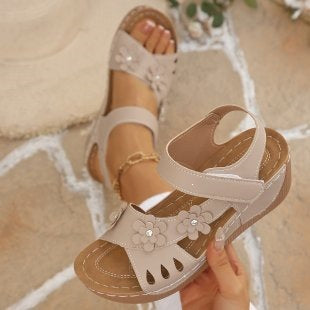 Damen Wedge-Sandalen mit dekorativen Blumenapplikationen und verstellbaren Riemen R&B