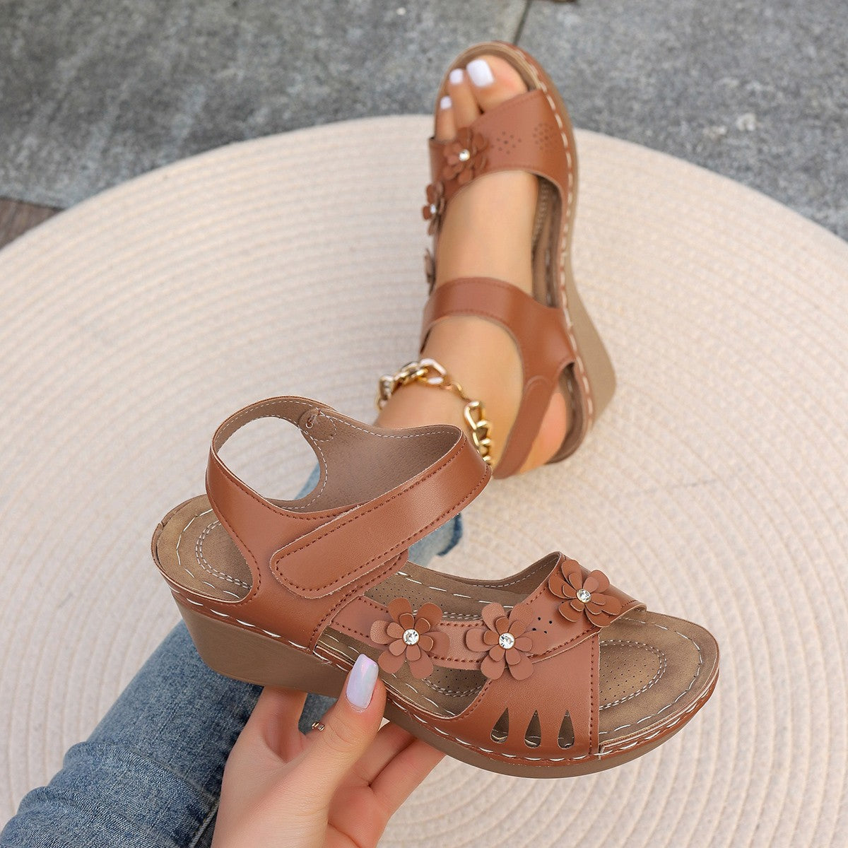 Damen Wedge-Sandalen mit floralem Akzent und verstellbarem Riemen R&B
