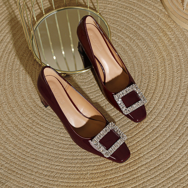 Damen Hochglanz Pumps mit funkelnder Kristallschnalle R&B