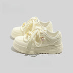 Damen Modische Sneakers mit einzigartigen Schnürdetails und verstärkter Sohle