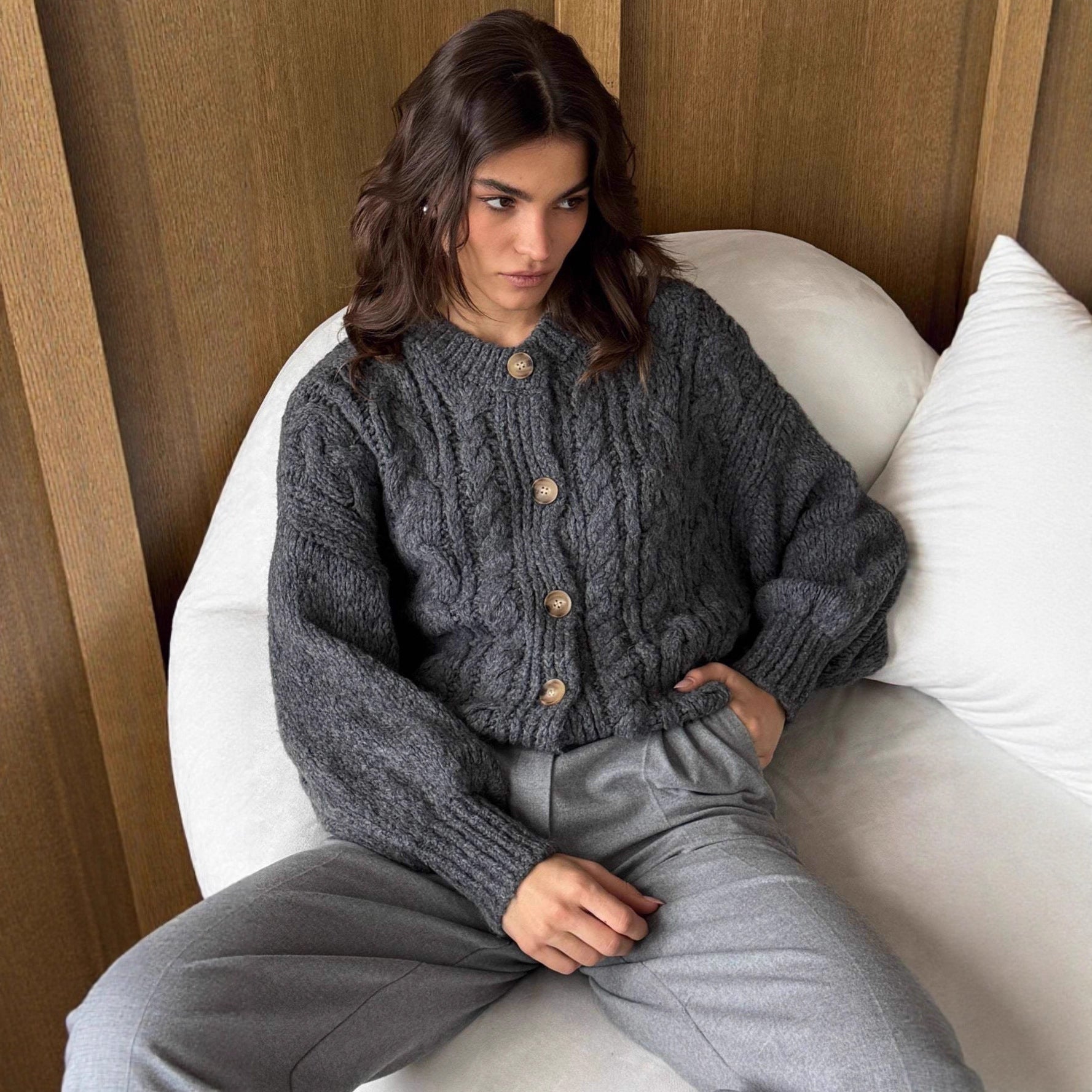 Damen Grobstrickjacke mit eleganter Knopfdetails und voluminösen Ärmeln R&B