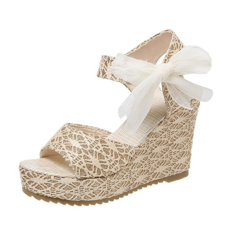 Damen nan romantische Keilabsatz-Sandalette mit Spitzenoptik und Organza-Schleife R&B