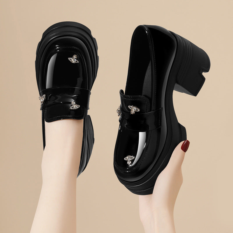 Damen Glamouröse Plattform-Mokassins mit glanzvollem Obermaterial und Schmuckdetails R&B