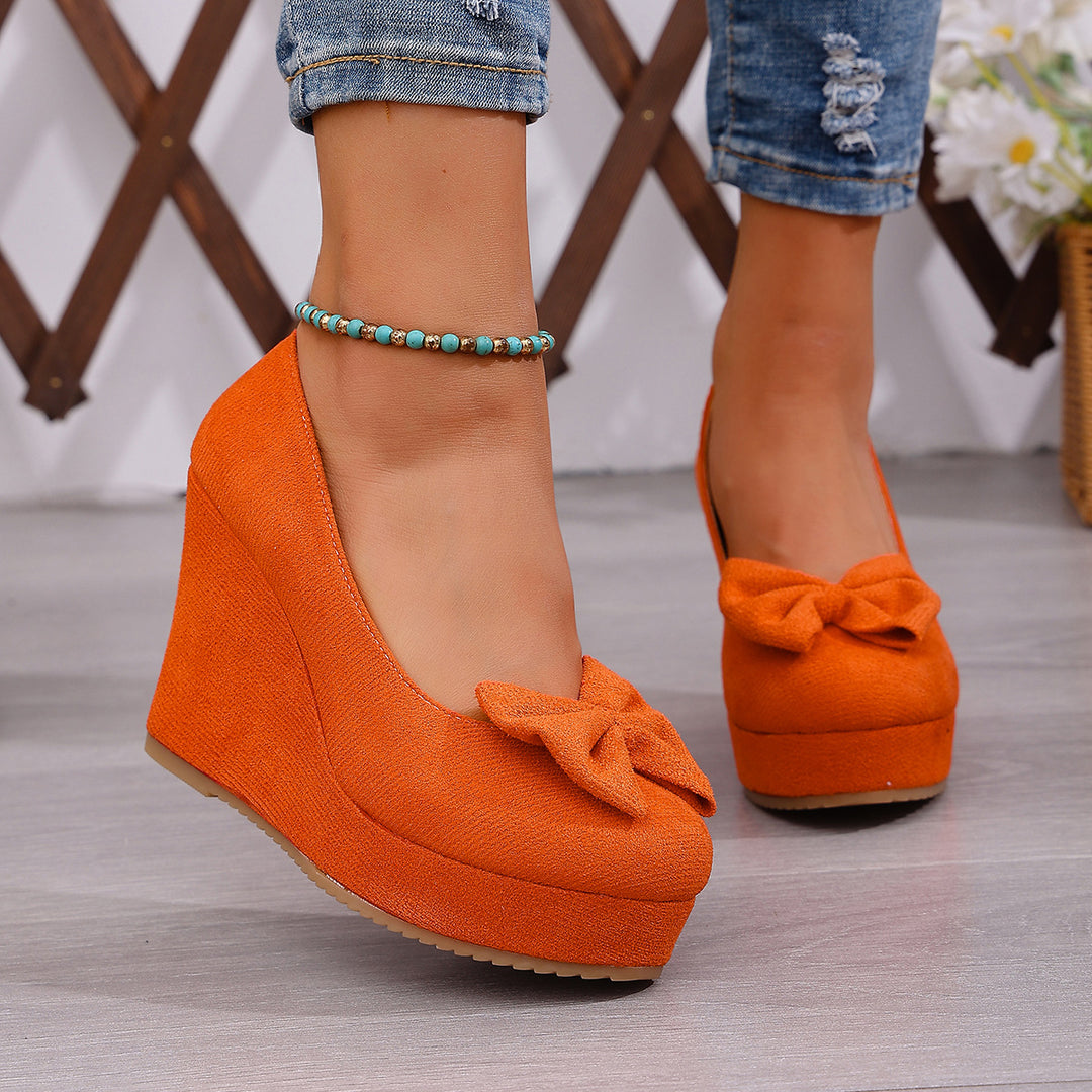 Damen Wedge-Pumps mit zierlichem Riemen und glänzendem Akzent R&B