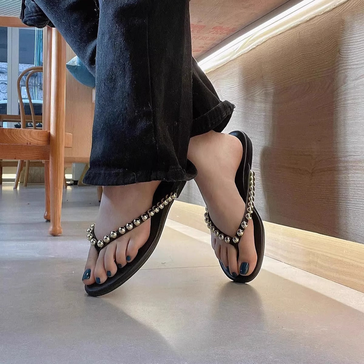 Damen Zehentrenner Sandalen mit dekorativen Perlendetails und komfortablem Fußbett R&B