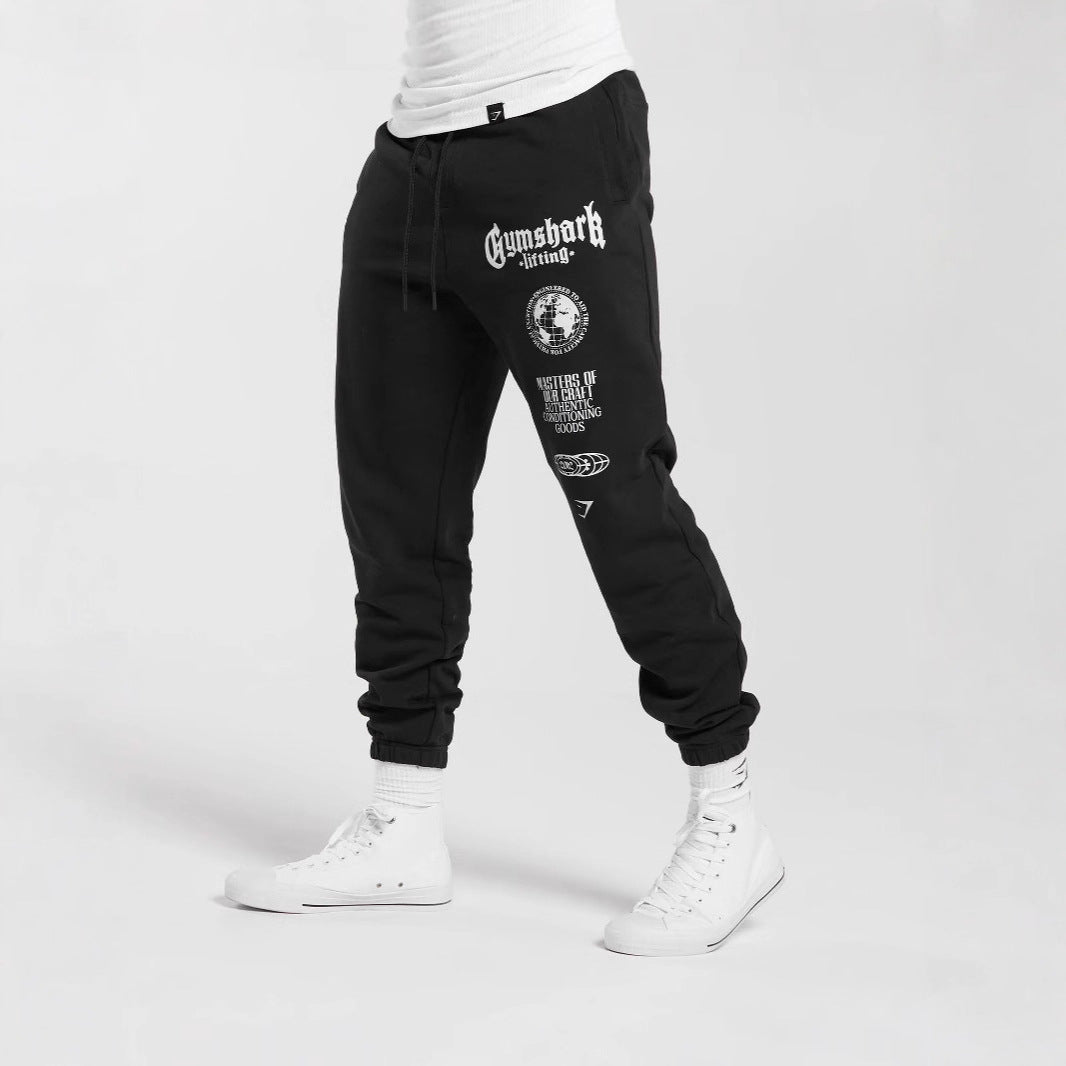 Herren nan konisch geschnittene Baumwollfleece-Sweathose mit elastischem Kordelbund gerippten Beinabschlüssen und großflächigem Logodruck R&B