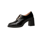 Damen Klassische Schnürpumps mit glänzender Lack-Oberfläche und stilvollen Schmuckdetails