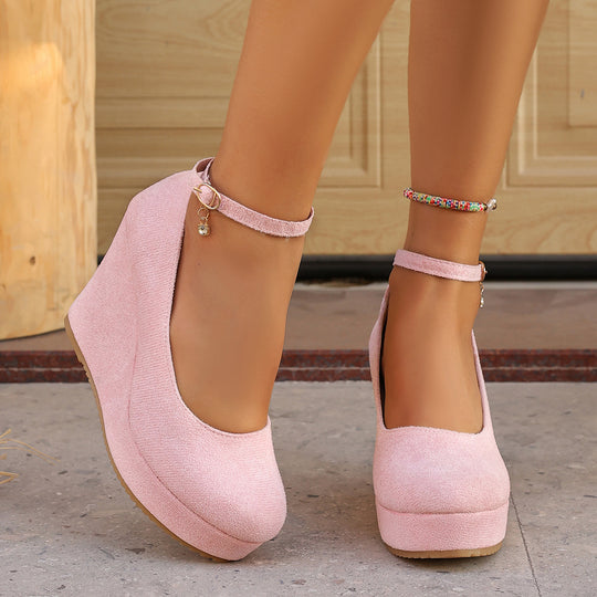 Damen Wedge-Pumps mit zierlichem Riemen und glänzendem Akzent R&B