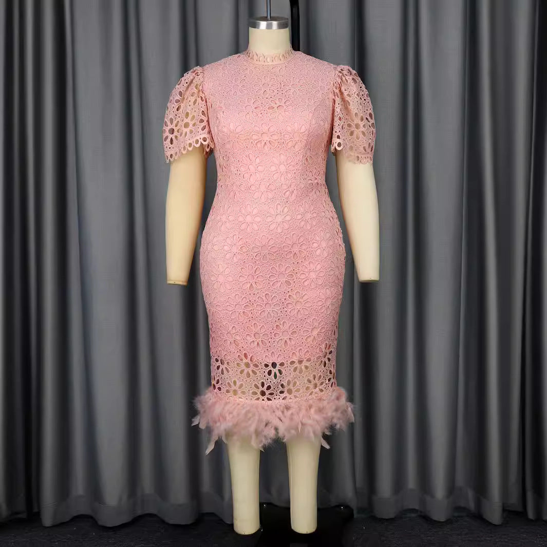 Damen Elegantes Kleid mit floralen Spitzenakzenten und Federdetails R&B