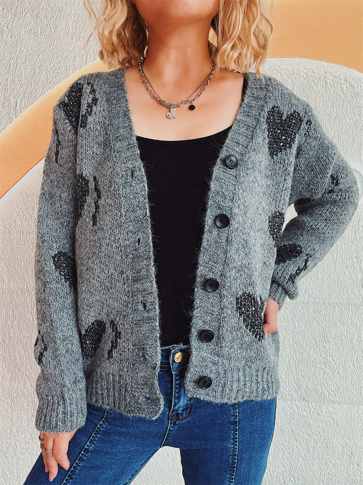 Damen gestrickte Cardigan mit Herzmuster und Knopfdetails R&B