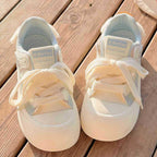 Damen Sneaker mit verspieltem Design und plüschigen Details