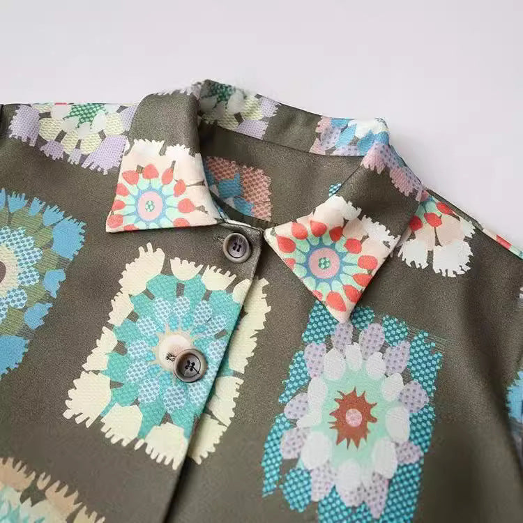 Damen Bunte Blumenjacke mit praktischen Taschen und Knopfdetails R&B