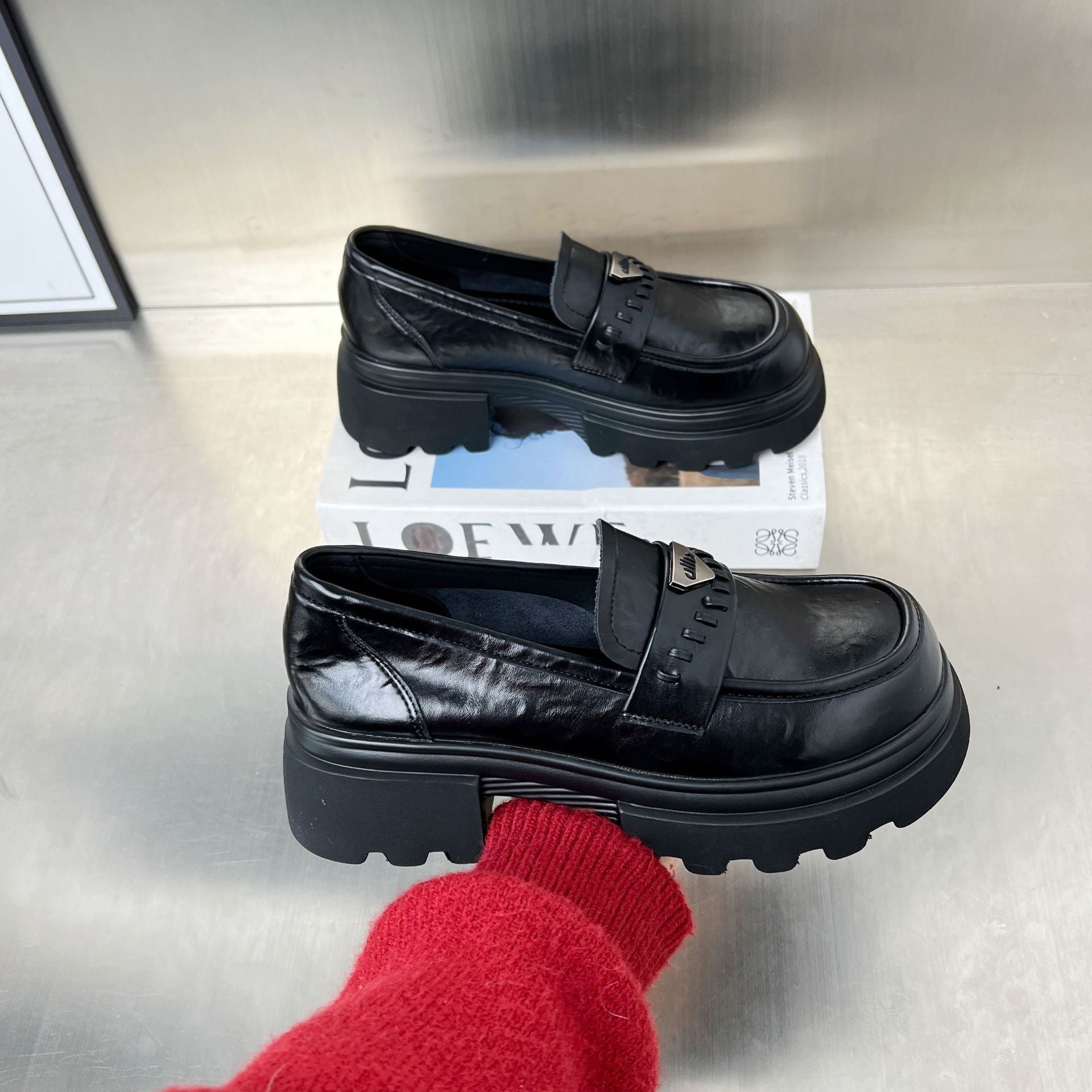 Damen modische Clogs mit klobiger Sohle und glänzender Lederoberfläche R&B