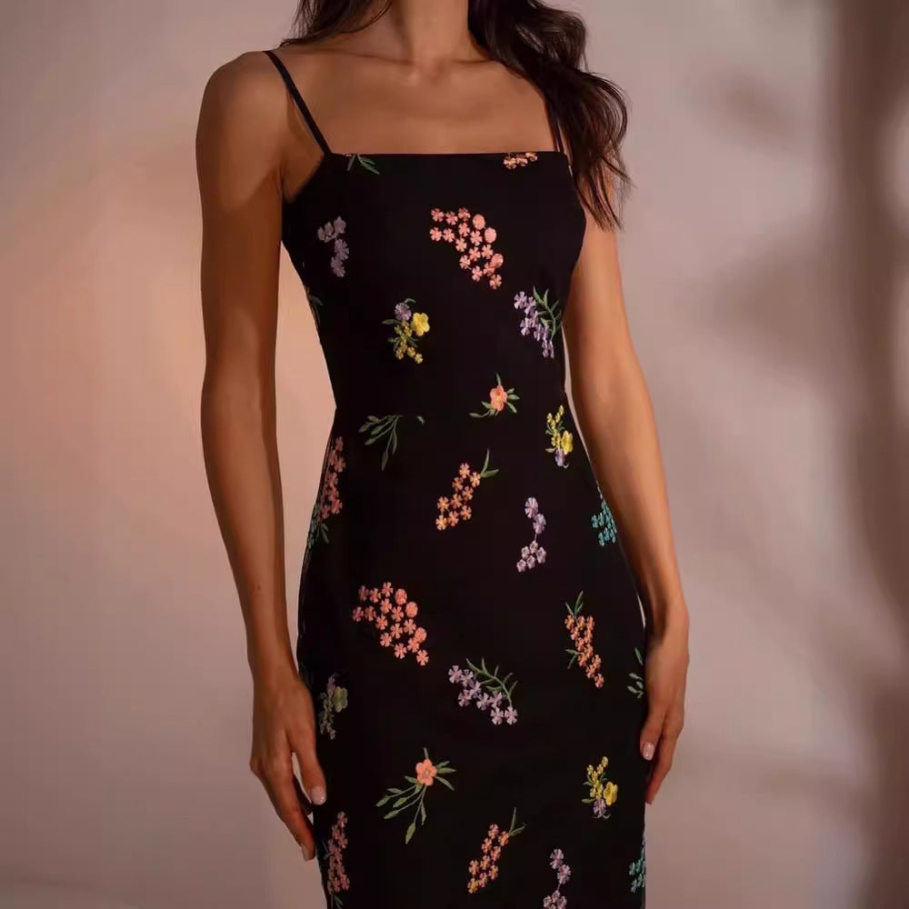 Damen Maxikleid mit floraler Handstickerei und zartem Trägerdesign R&B