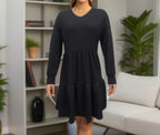 Damen lässiges Strickkleid mit voluminösem Saum und V-Ausschnitt