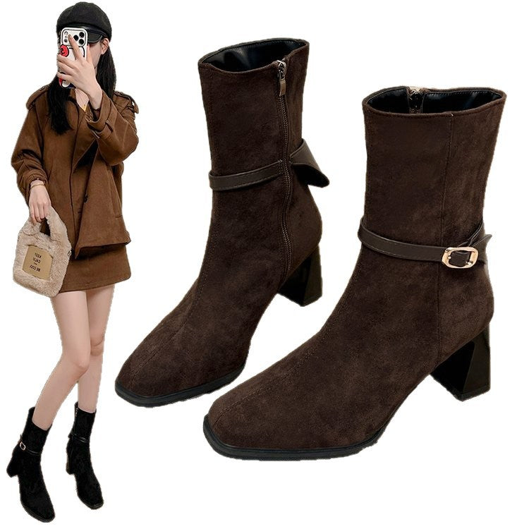 Damen nan halbhohe Stiefeletten mit spitzer Zehenpartie, seitlichem Reißverschluss, Ziergurt und komfortablem Blockabsatz R&B