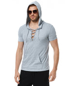 Herren Kapuzen-T-Shirt mit innovativem Schnürdesign und praktischer Kängurutasche
