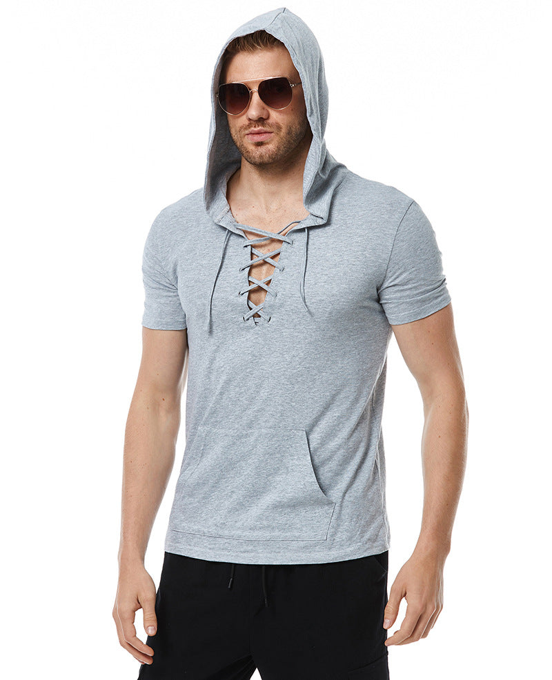 Herren Kapuzen-T-Shirt mit innovativem Schnürdesign und praktischer Kängurutasche