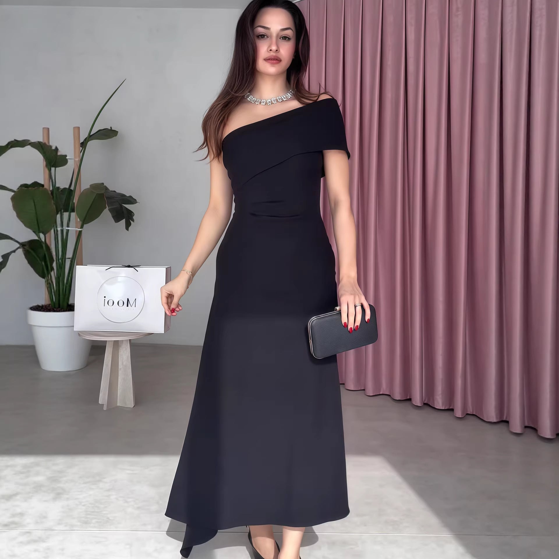 Damen Elegantes Maxikleid mit asymmetrischem Ausschnitt und raffiniertem Träger R&B