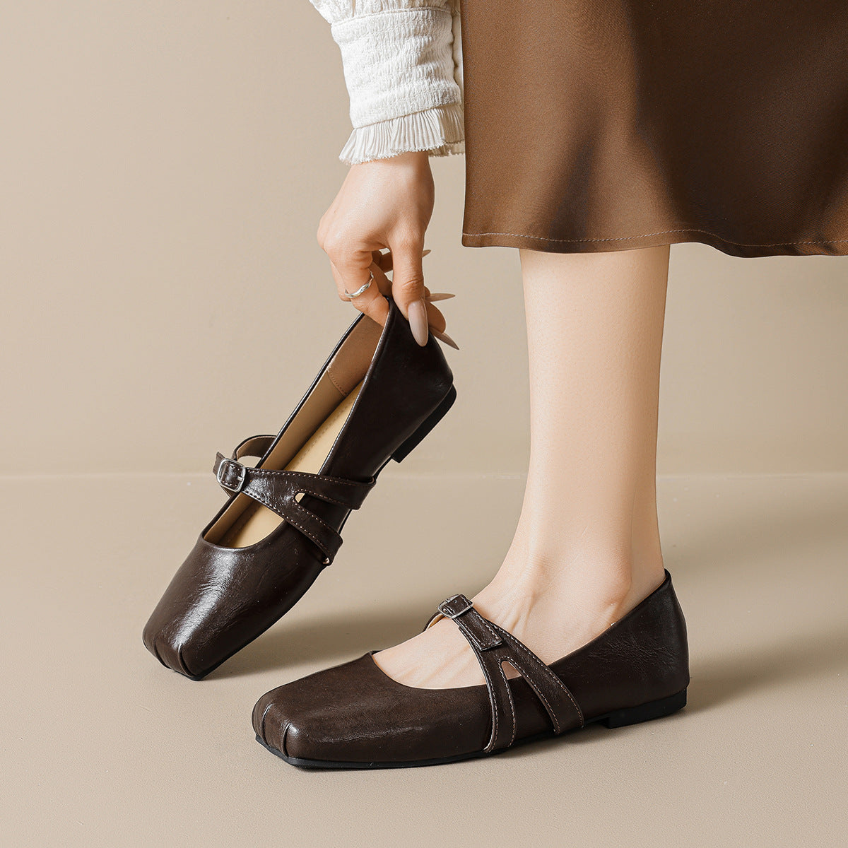 Damen Ballerinas mit verstellbarem Riemen und hochwertiger Leder-Oberfläche
