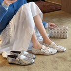 Damen Elegante und verspielte Ballerinas mit dekorativen Lochmustern und Riemchen