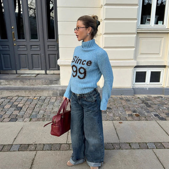 Damen Oversized Strickpullover mit hohem Kragen und einzigartigem Schriftzug R&B