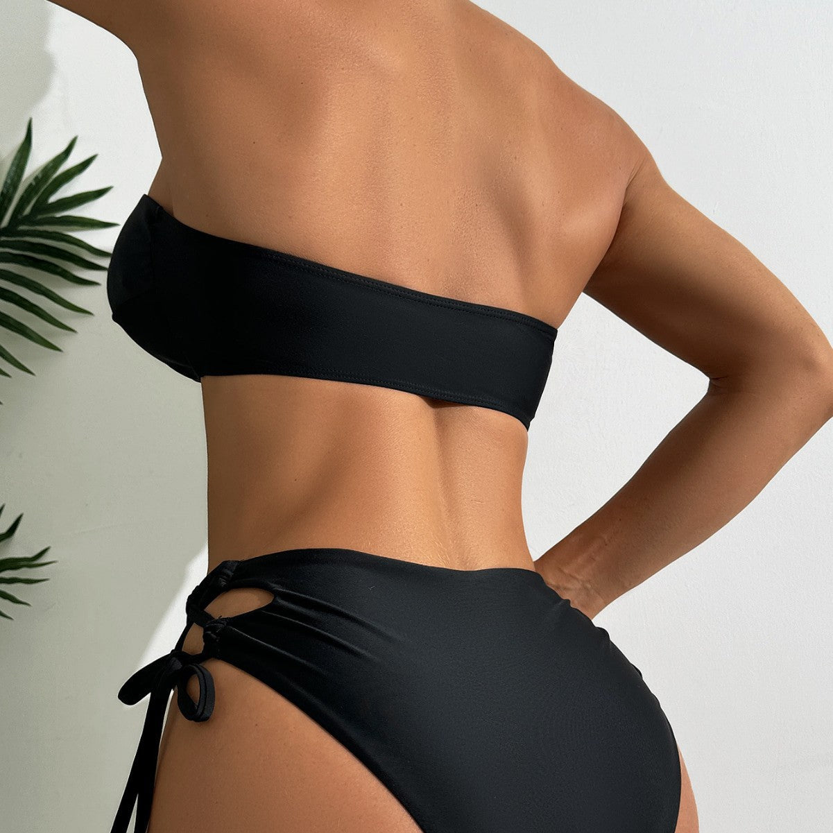 Damen Bandeau-Bikini mit modischen Bindedetails