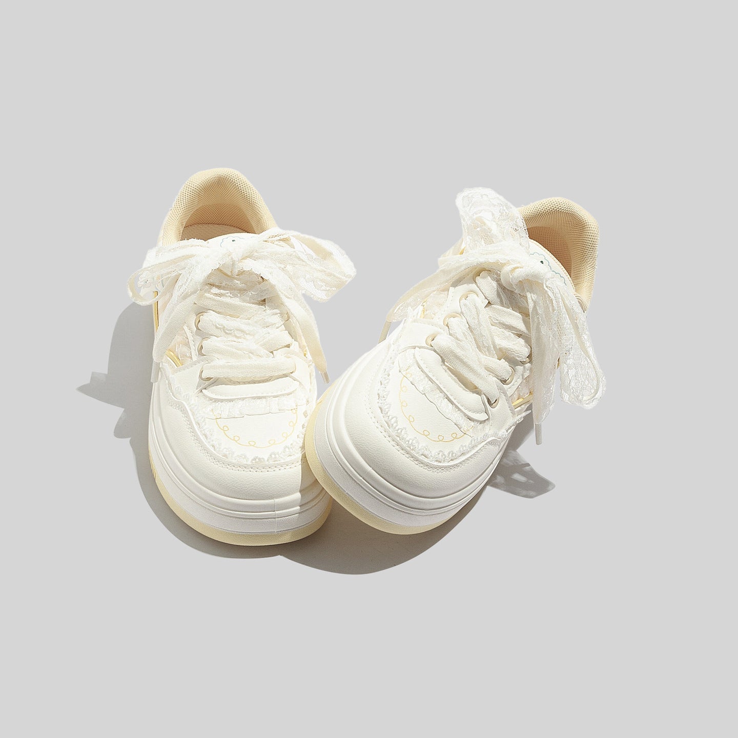 Damen Sneaker mit verspieltem Design und romantischen Spitzenakzenten