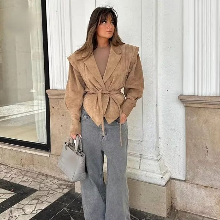 Damen modische kurze Blazerjacke mit Gürtel und dekorativen Falten R&B