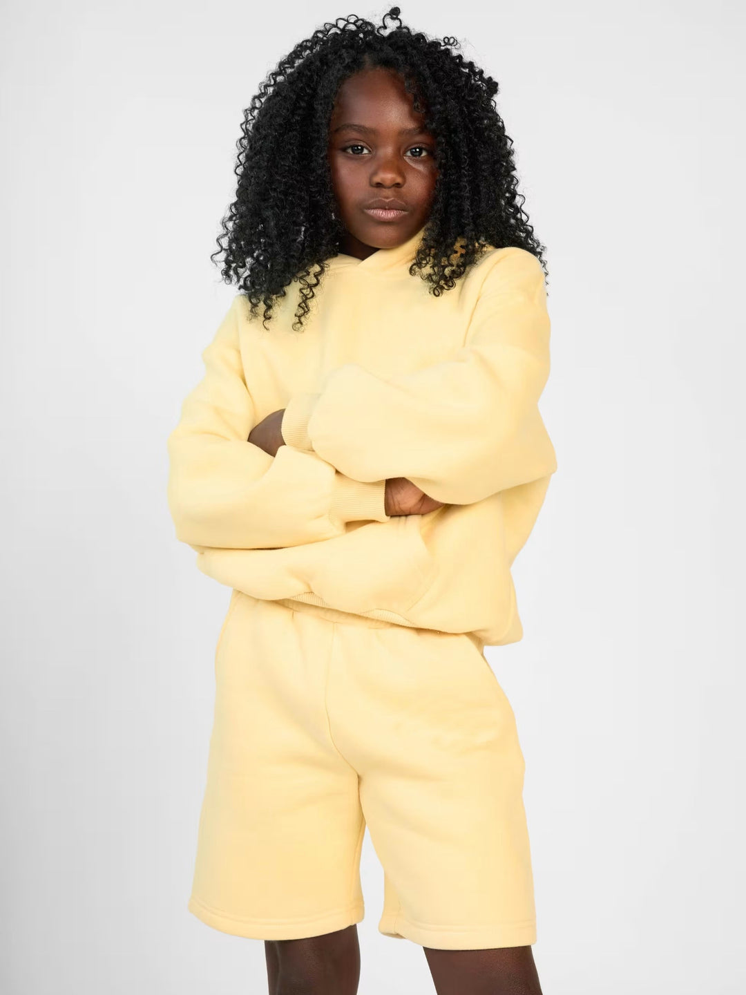 Damen Kapuzensweatshirt und Shorts-Set aus weichem Fleece mit praktischen Taschen R&B