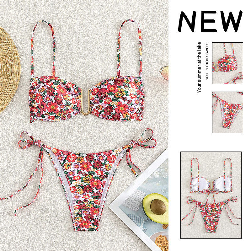 Damen blumenmusterter Bikini mit hellem Bustier-Oberteil und verstellbaren Trägern