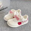 Damen Sneakers mit verspieltem Rüschendetail und buntem Karostoffband R&B