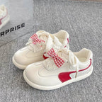 Damen Sneakers mit verspieltem Rüschendetail und buntem Karostoffband R&B