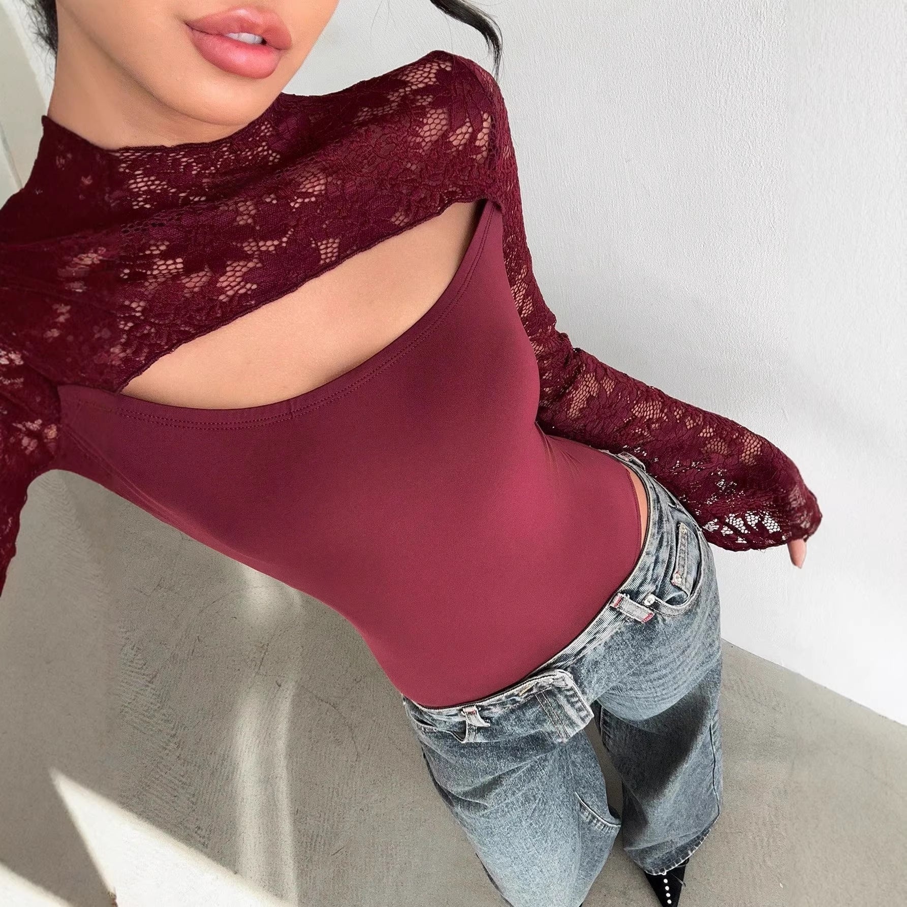Damen Body mit transparenten Spitzenärmeln und R&Brnem Cut-Out R&B
