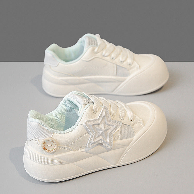 Damen Sneakers mit leichtem Profil und trendy Sternen-Details