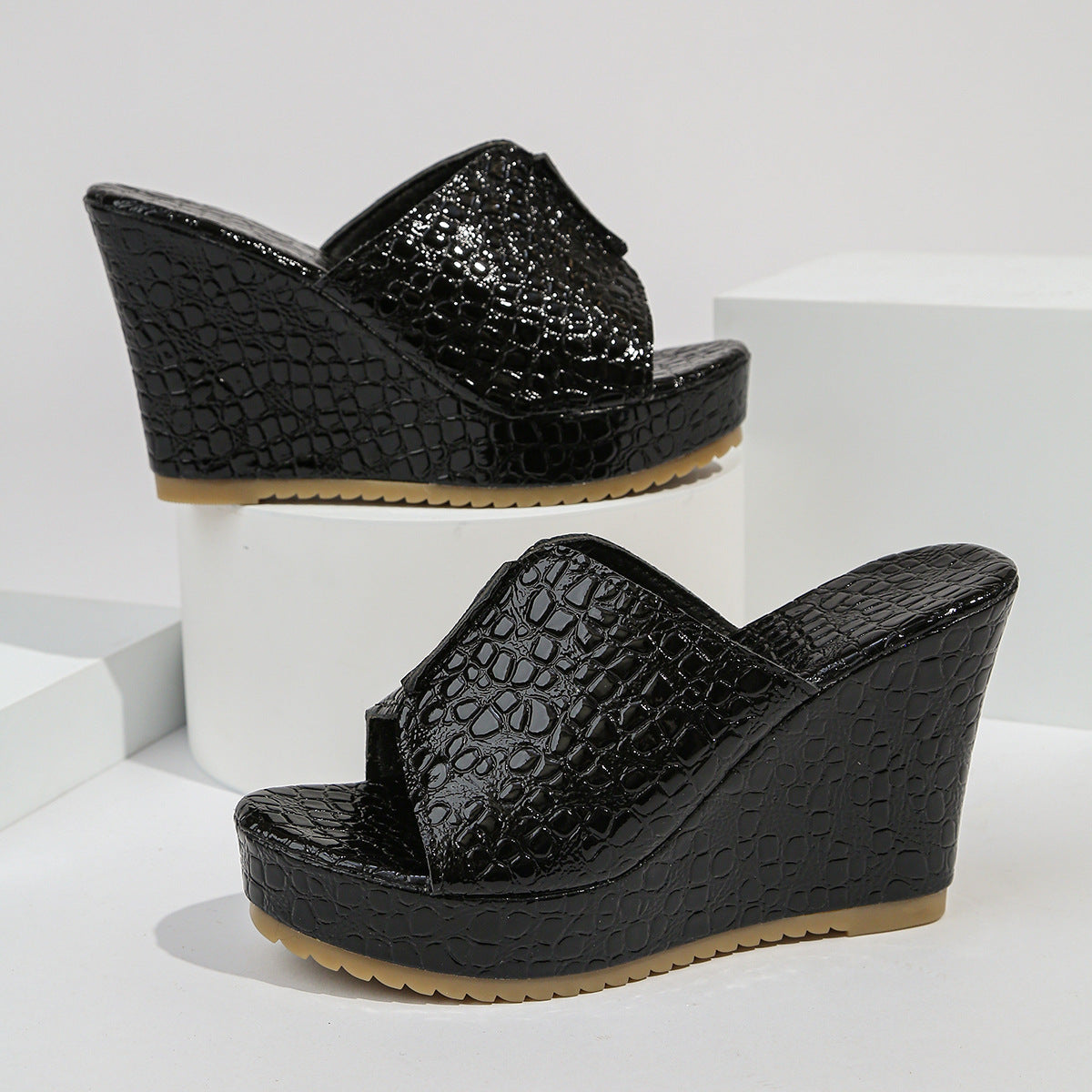Damen Wedge-Pantoletten mit eleganter Krokodilleder-Optik und funkelndem Blütenakzent R&B
