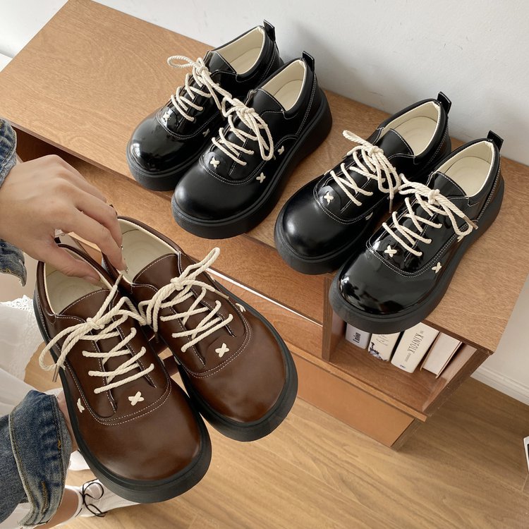 Damen modische Plateau-Sneaker mit glänzender Oberfläche und dekorativen Schnürdetails R&B