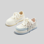 Damen Sneaker mit verspieltem Design und romantischen Spitzenakzenten