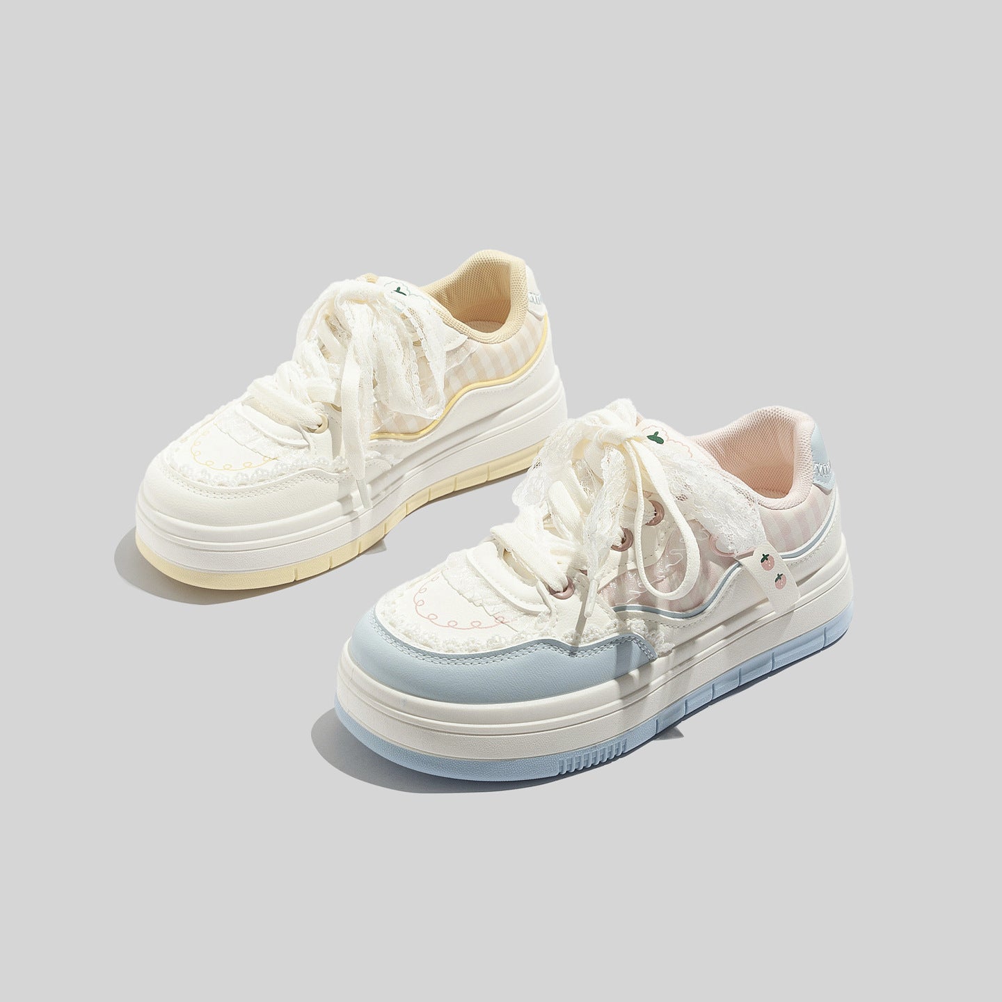 Damen Sneaker mit verspieltem Design und romantischen Spitzenakzenten
