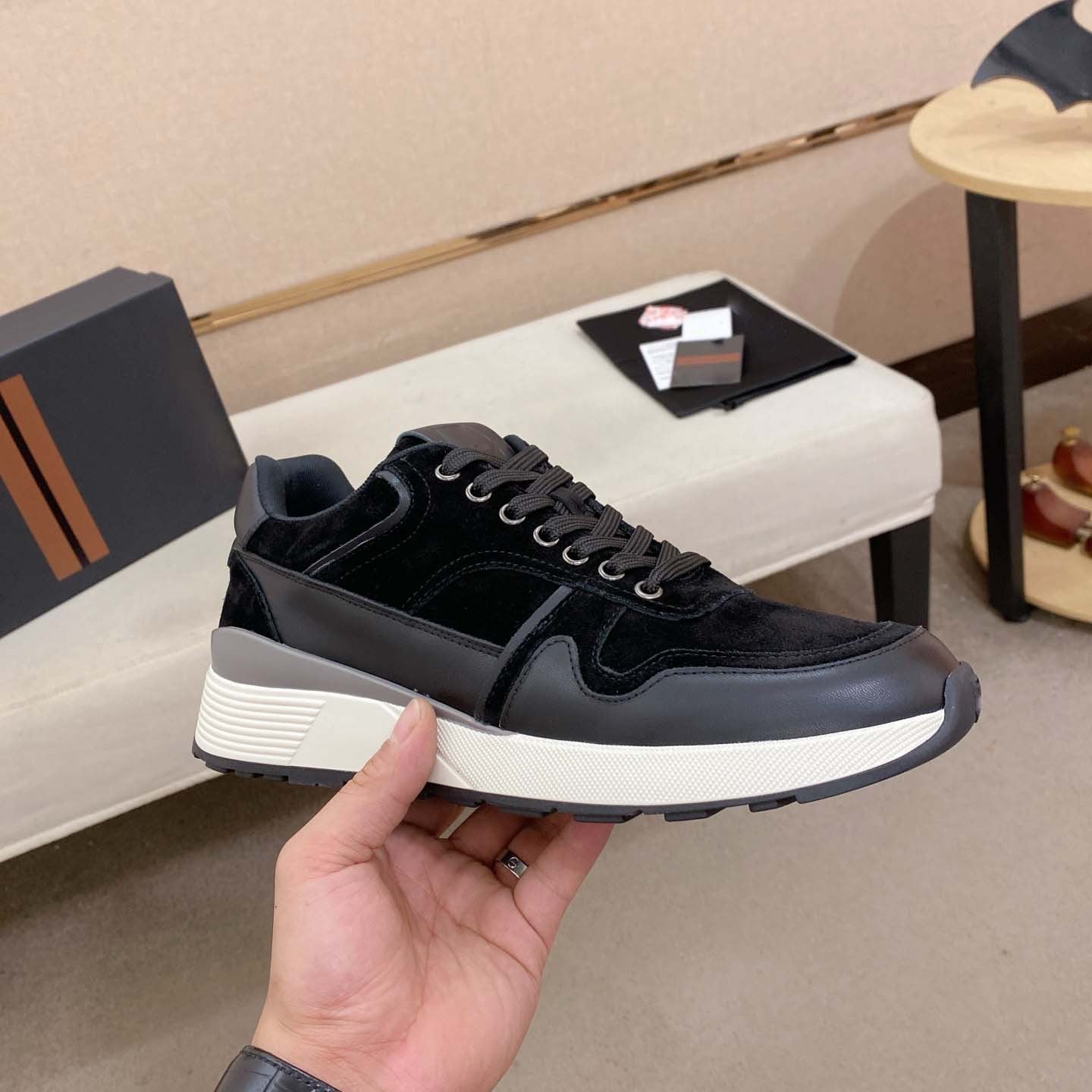 Damen Komfortable Sneaker mit modischem Wildleder-Obermaterial R&B