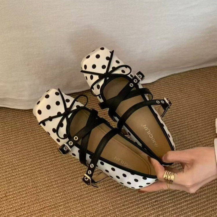 Damen Ballerina-Pumps mit modischem Riemchen und kontrastierendem Punkten-Design R&B