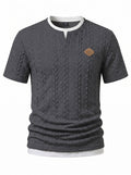Herren nan texturiertes Kurzarmshirt mit geprägter Zopfstruktur, V‑Einsatz am Rundhals und Lagenlook R&B