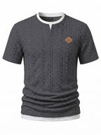 Herren nan texturiertes Kurzarmshirt mit geprägter Zopfstruktur, V‑Einsatz am Rundhals und Lagenlook R&B