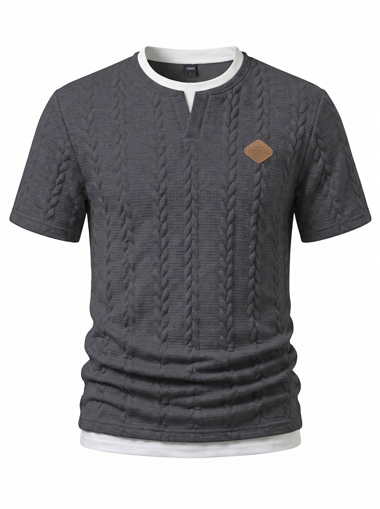 Herren nan texturiertes Kurzarmshirt mit geprägter Zopfstruktur, V‑Einsatz am Rundhals und Lagenlook R&B