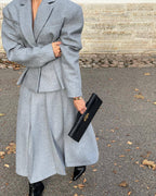 Damen elegantes und modernes Anzugset mit tailliertem Blazer und schwingendem Rock R&B