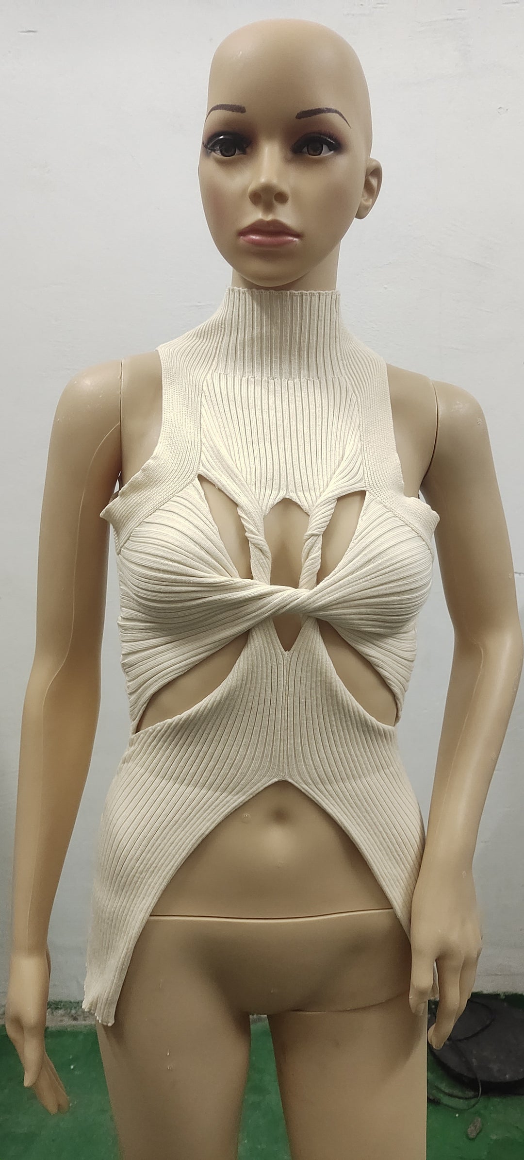 Damen figurbetontes Cut-Out Top mit hohem Kragen R&B