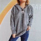 Damen lockerer Strickpullover mit Kapuze und dekorativen Knöpfen R&B
