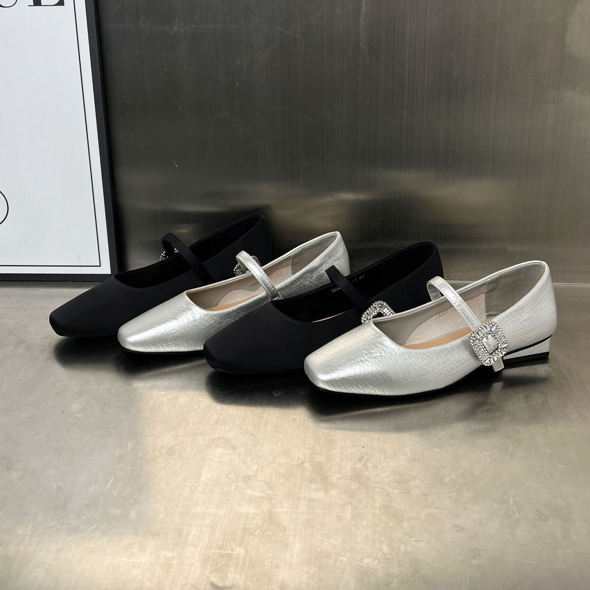 Damen Elegante Ballerinas mit modischem Riemen und funkelndem Schmuckdetail R&B
